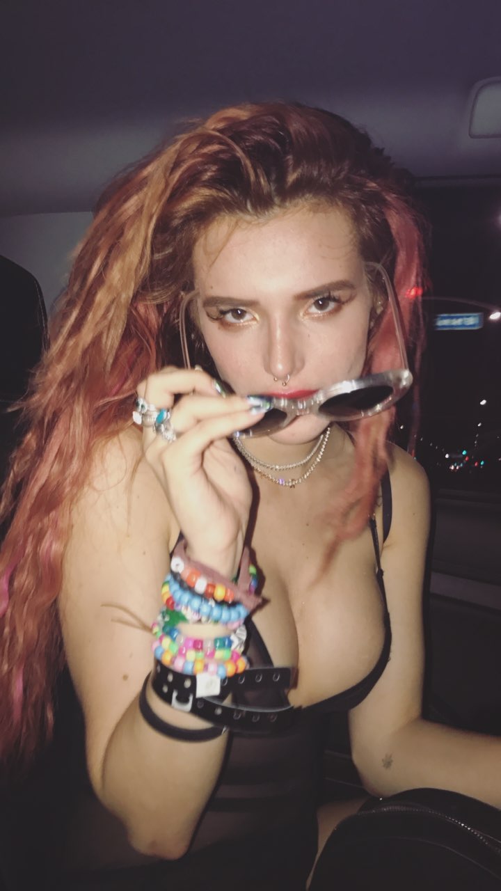 Wow! Bella Thorne Masturbates In A Car - Porn Video