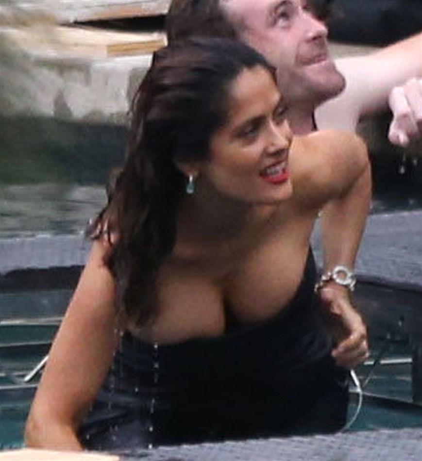 Salma Hayek Naked Ass and Tits Flash in Public.