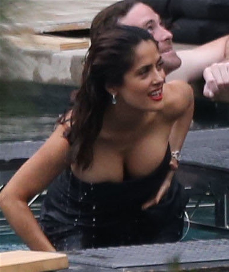 [Image: salma_hayek_boobs-02.jpg]