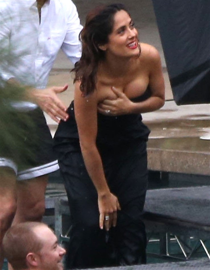 [Image: salma_hayek_boobs-04.jpg]