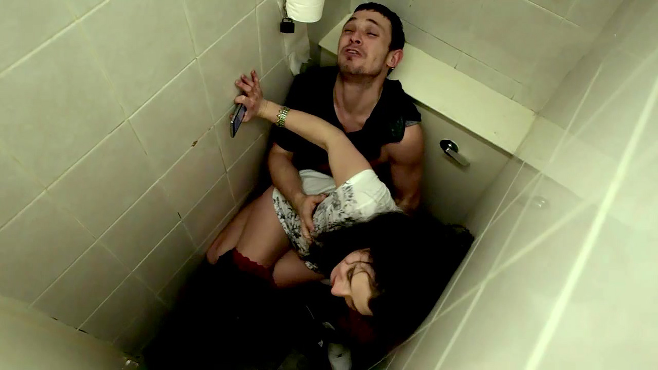 Toilet Love - Charlie Murphy Sex In A Bathroom From Love Hate - ScandalPost