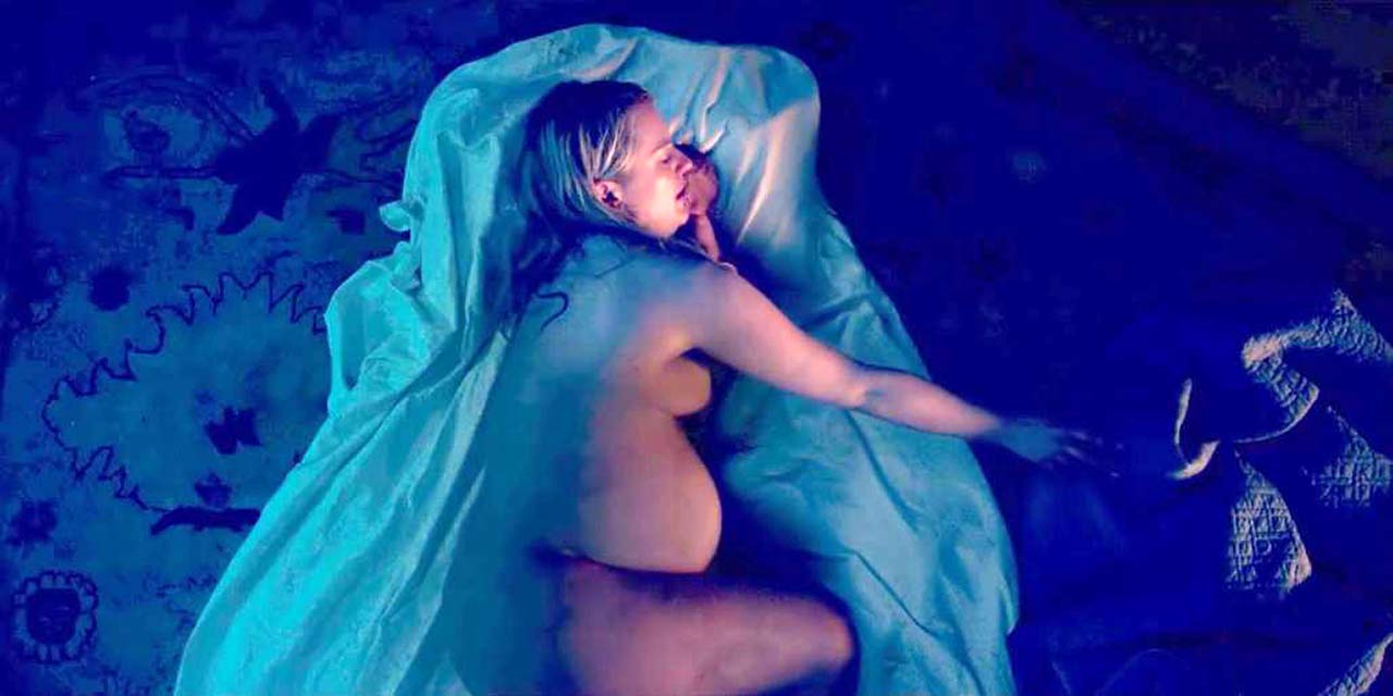 In this fully nude scene, we see Elisabeth Moss pregnant and giving birth. 