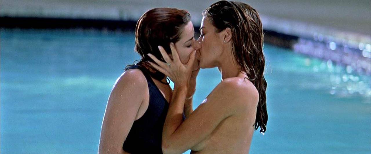 Denise Richards Neve Campbell Wild Things Lesbian Pool 2.