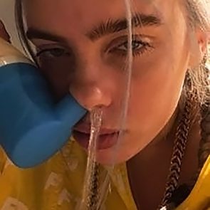 Selfie de Billie Eilish con la nariz