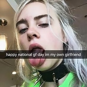 Billie Eilish saca la lengua