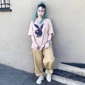 Billie Eilish con camiseta de Playboy