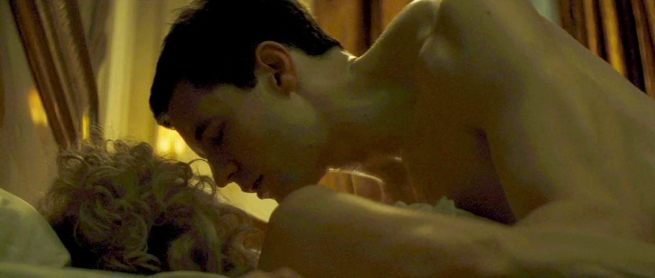 Michelle Pfeiffer naked in sex scenes.