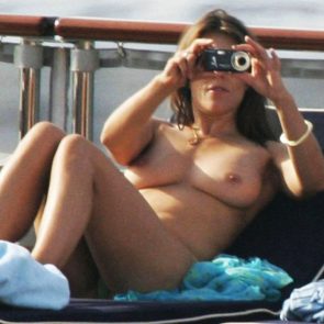 Elizabeth Hurley nude tits