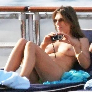 Elizabeth Hurley nude breasts