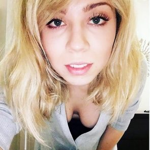 Jennette McCurdy selfie