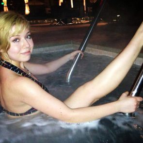 Jennette Mccurdy's naked legs