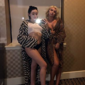 Noah Cyrus  nackt