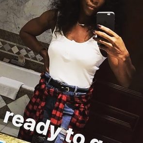 Serena Williams nude with her nipples in a selfie