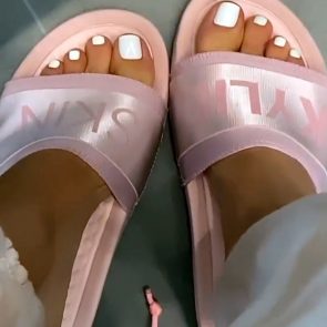 Los dedos de los pies desnudos de Kylie Jenner