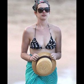 Anne Hathaway bikini