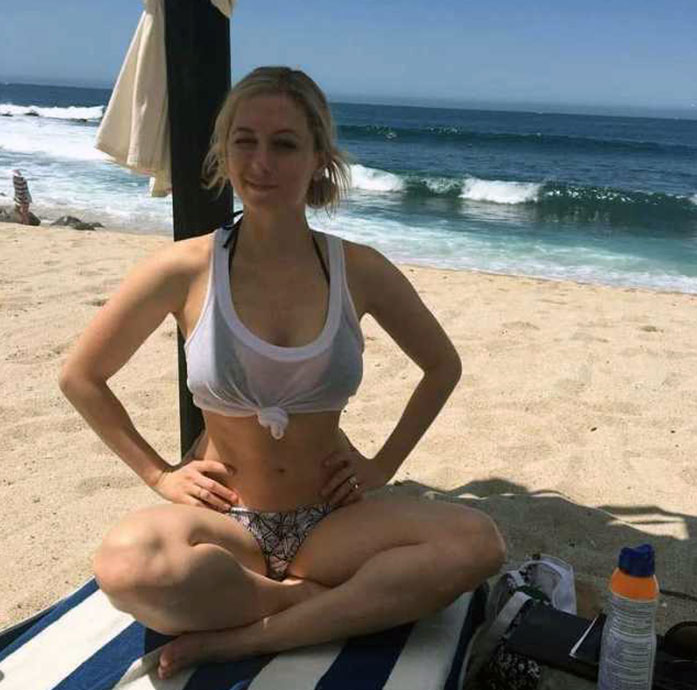 Iliza Shlesinger Sexy Ass and Cleavage Pics.