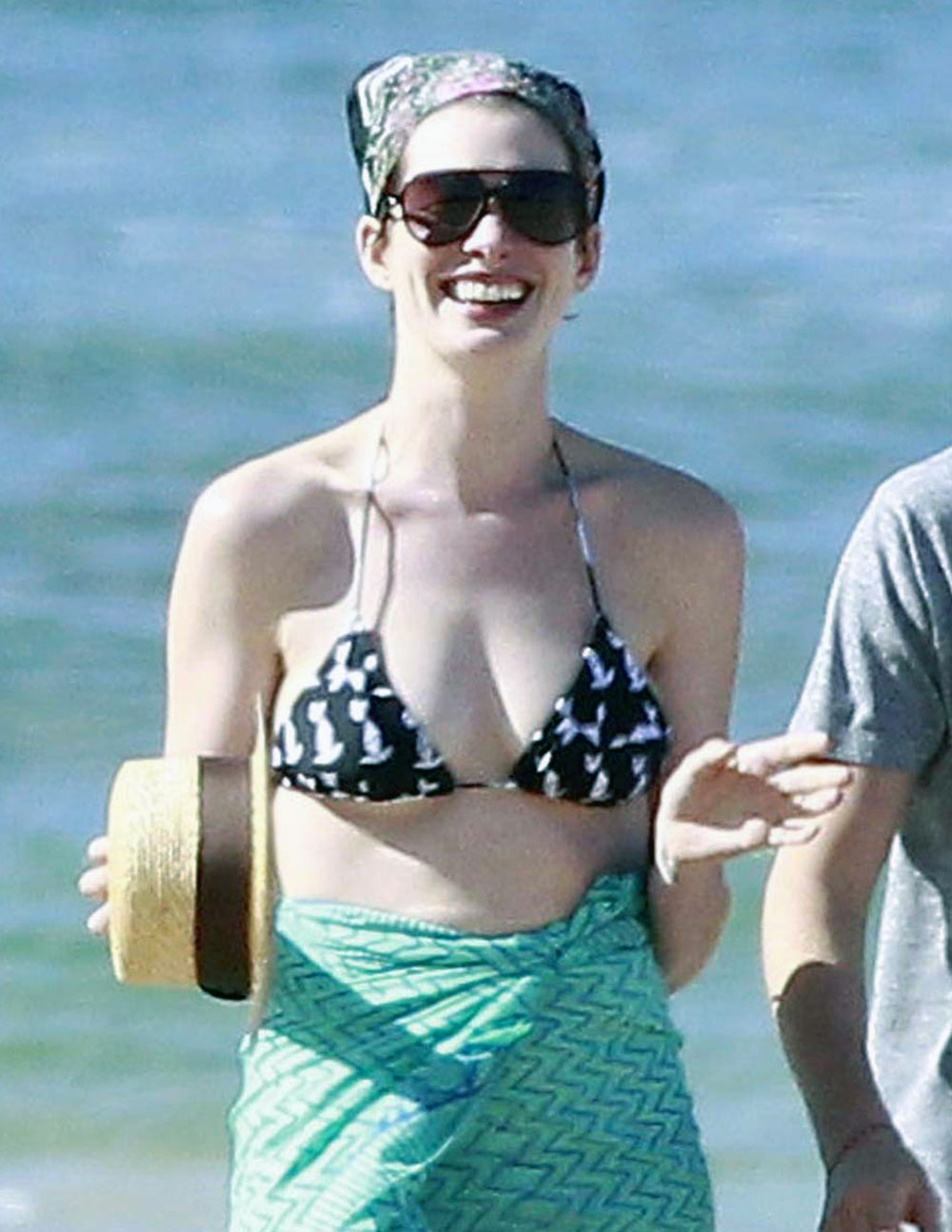 Anne Hathaway boobs