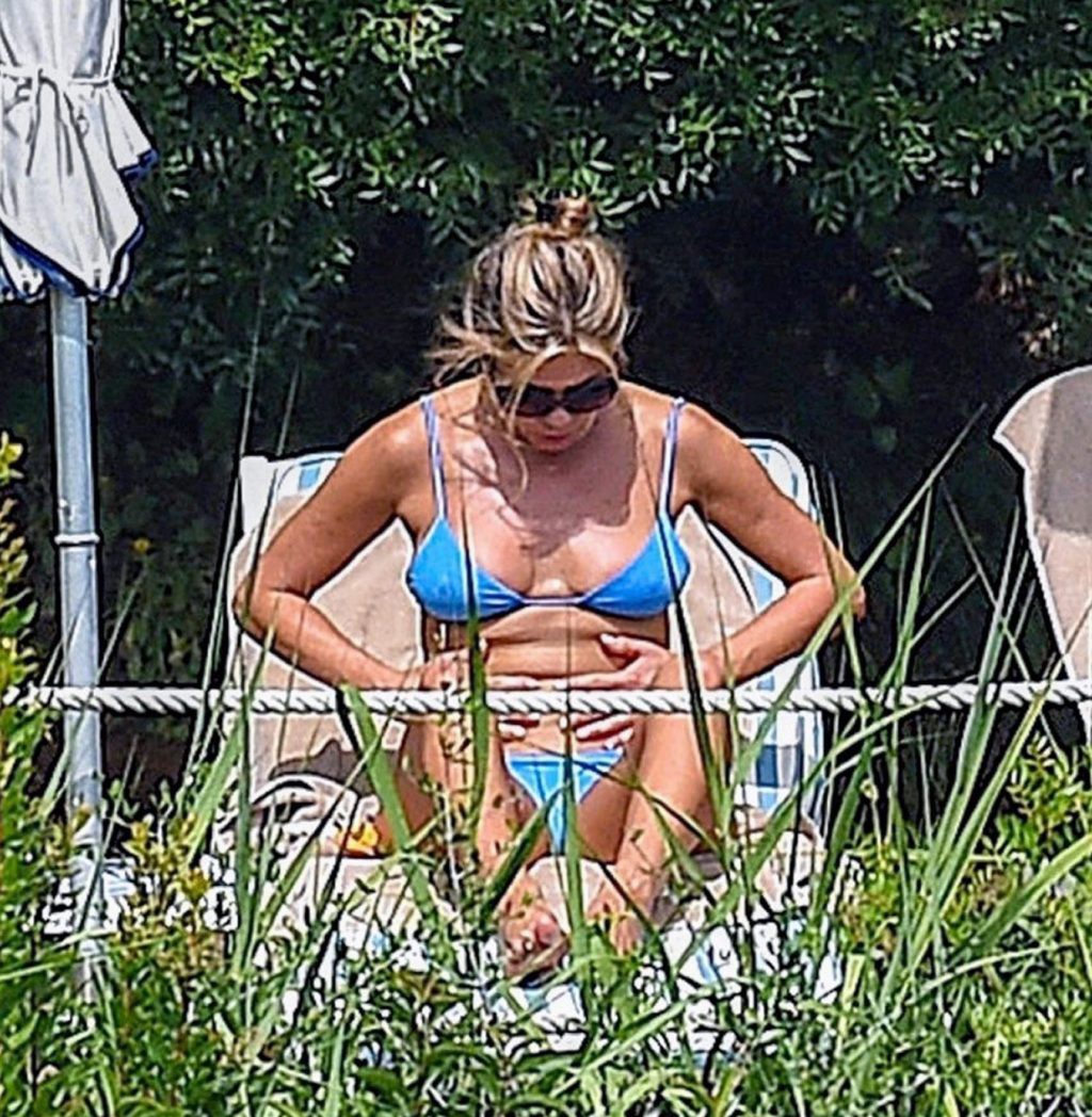 Jennifer Aniston nipples