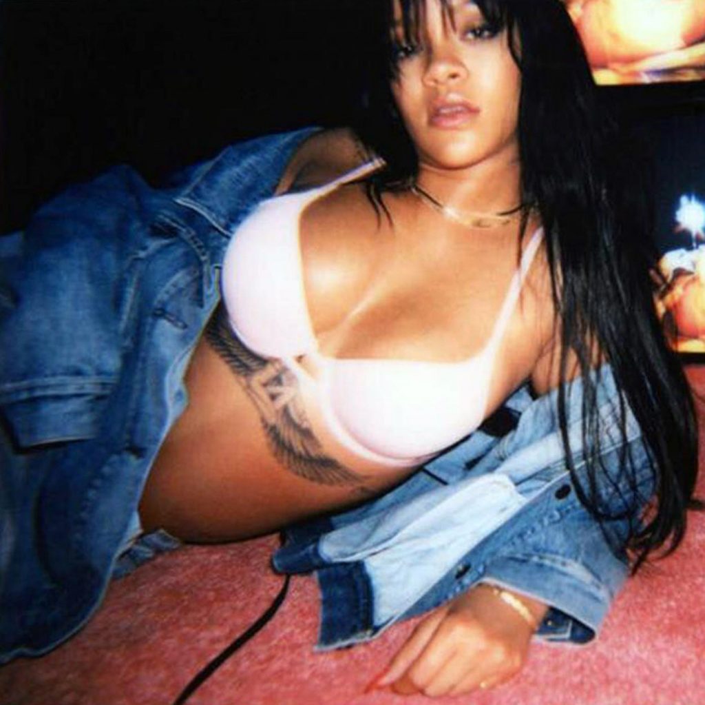 Rihanna sensual