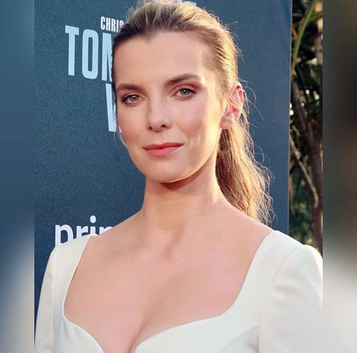 Betty Gilpin cleavage