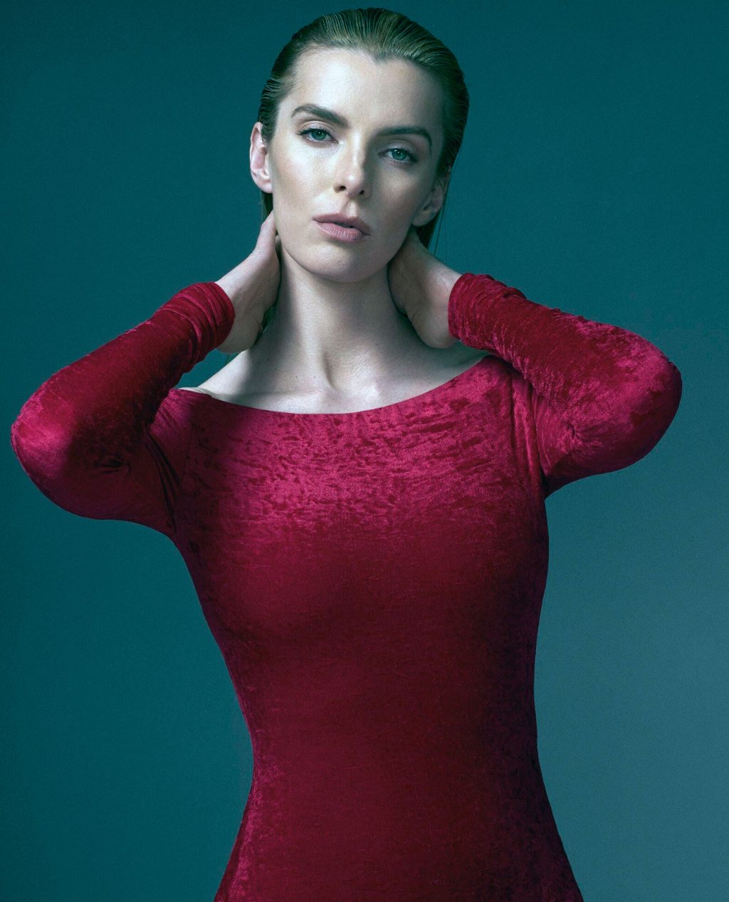 Betty Gilpin boobs