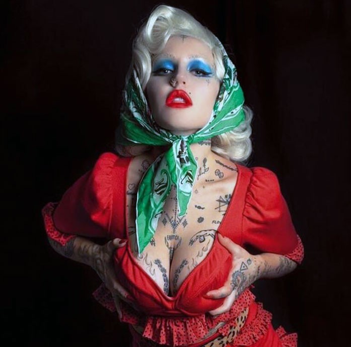 Brooke Candy cleavage