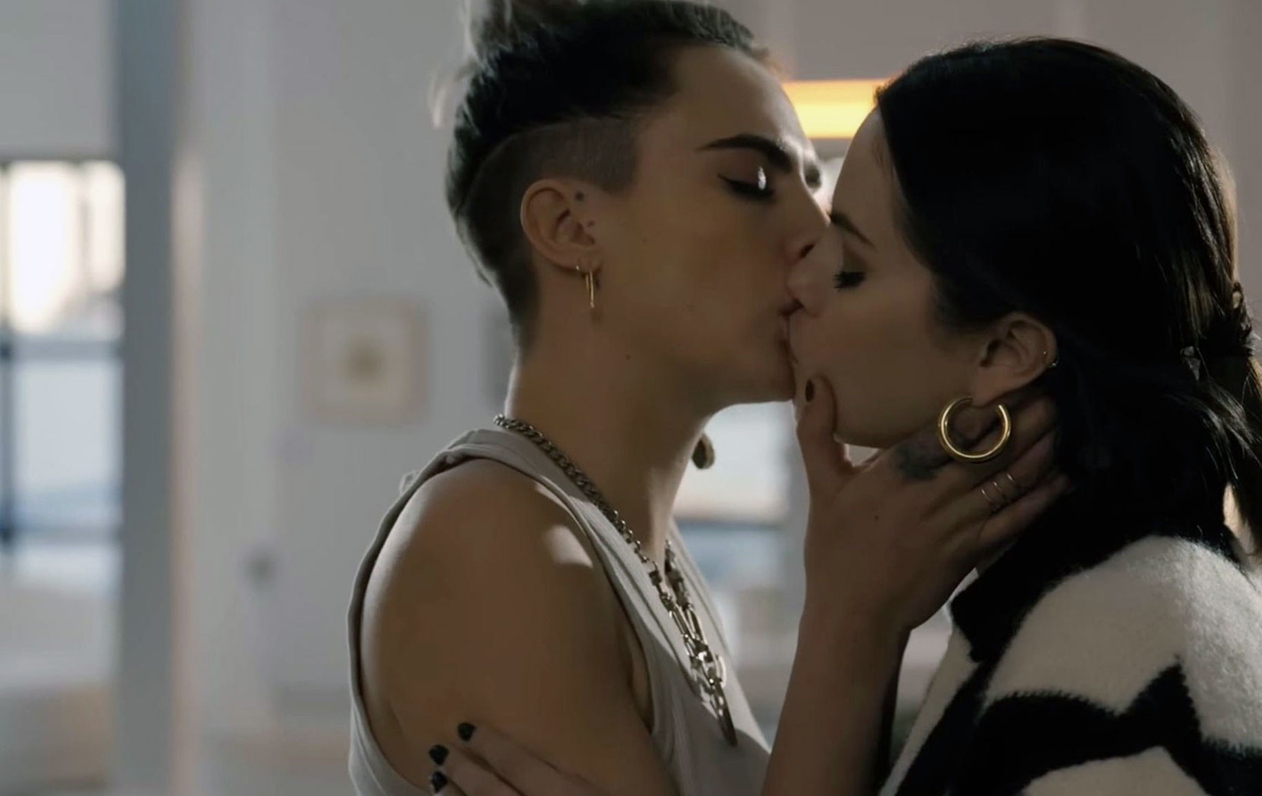 Selena gomez lesbian kiss scene